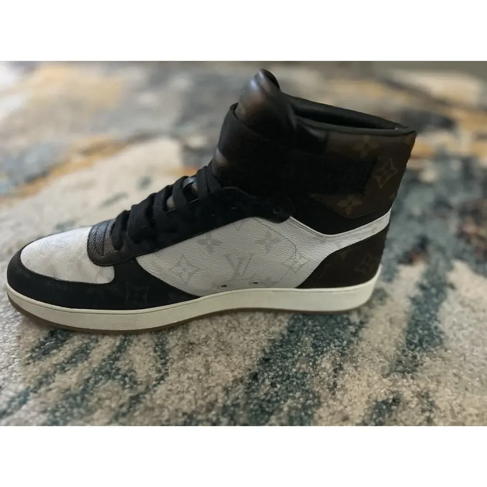 AUTHENTIC LOUIS VUITTON RIVOLI TRIPLE MONOGRAM SNEAKERS LV SZ 9(fits USA 10)